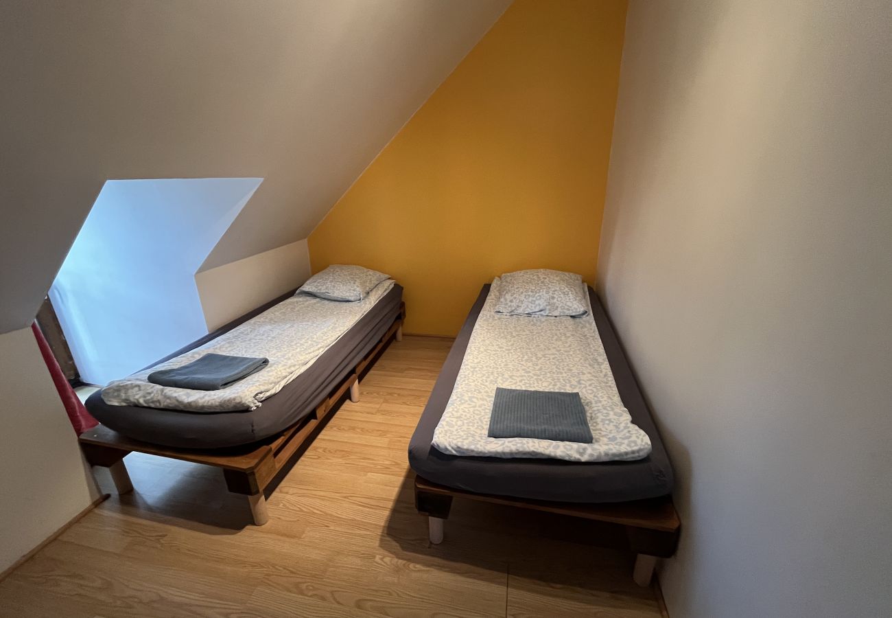 Villa à Les Menus - So Villa Champs Corons (61) - Piscine intérieure - Basket - 2h Paris - 30p.