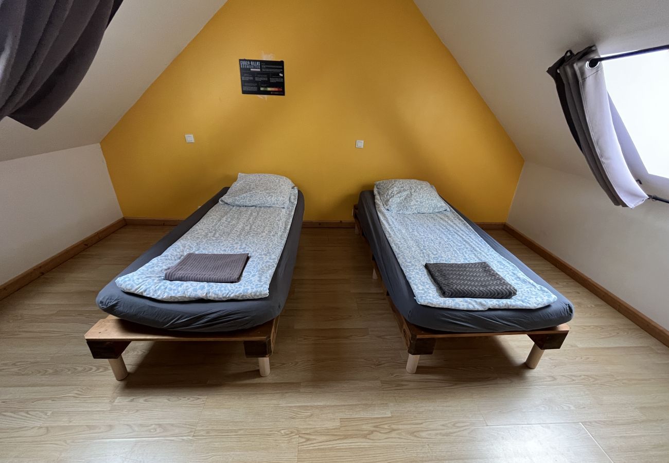 Villa à Les Menus - So Villa Champs Corons (61) - Piscine intérieure - Basket - 2h Paris - 30p.