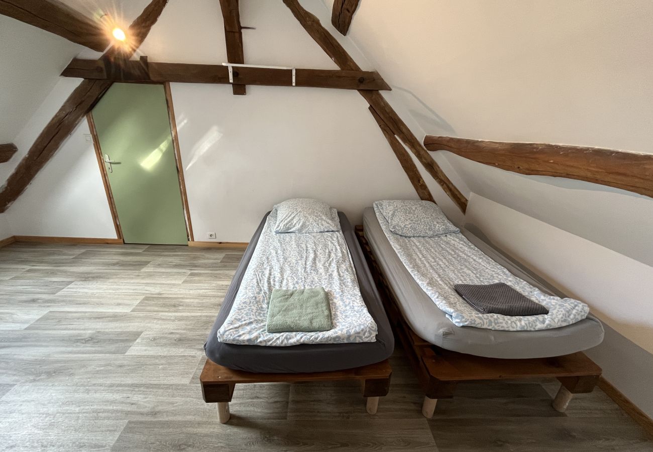 Villa à Les Menus - So Villa Champs Corons (61) - Piscine intérieure - Basket - 2h Paris - 30p.