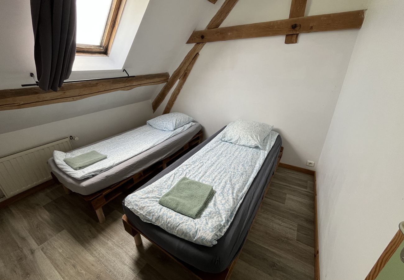 Villa à Les Menus - So Villa Champs Corons (61) - Piscine intérieure - Basket - 2h Paris - 30p.