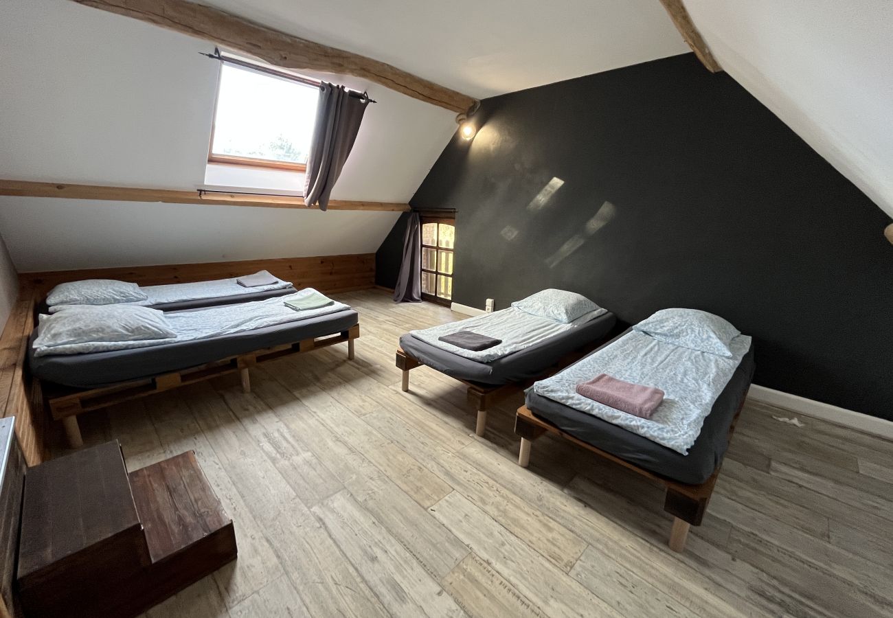 Villa à Les Menus - So Villa Champs Corons (61) - Piscine intérieure - Basket - 2h Paris - 30p.