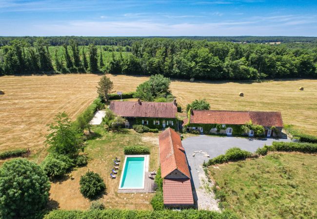 Villa à Lanty - So Villa Champs Roger (58) – Piscine chauffée – Basket – 2h de Lyon – 42p.