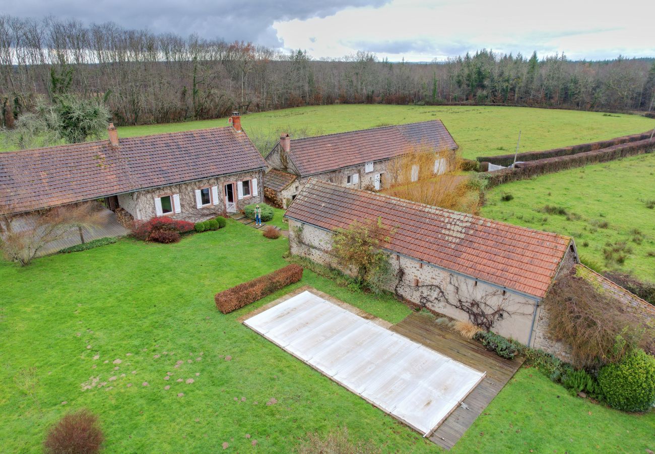 Villa à Lanty - So Villa Les Champs Roger (58) – Piscine chauffée – Basket – 2h de Lyon – 42p.