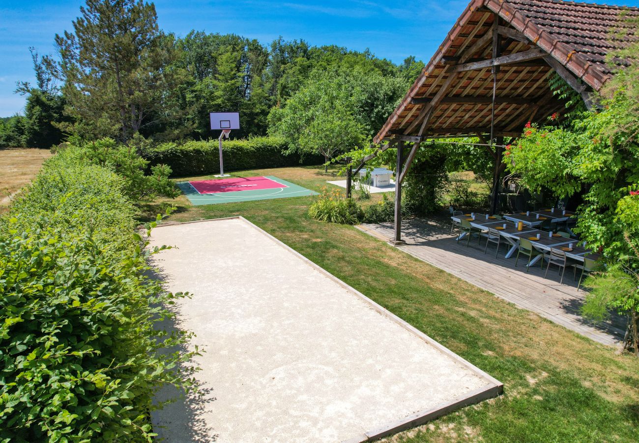 Villa à Lanty - So Villa Champs Roger (58) – Piscine chauffée – Basket – 2h de Lyon – 42p.