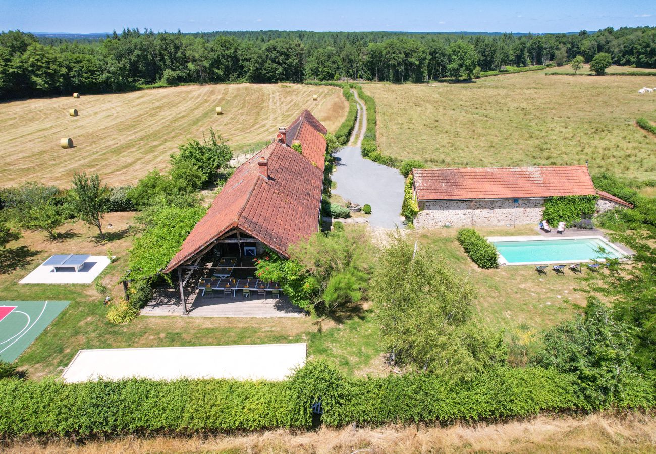 Villa à Lanty - So Villa Champs Roger (58) – Piscine chauffée – Basket – 2h de Lyon – 42p.