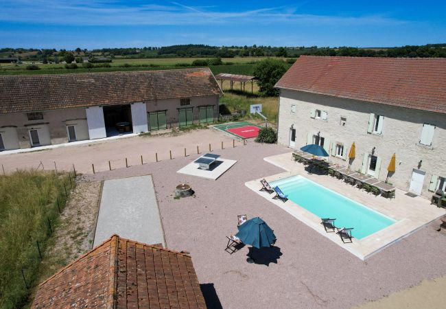 Villa à Boucé - So Villa Domaine de Vaux (03) - Piscine chauffée - Beach Volley - 2h de Lyon - 45p.