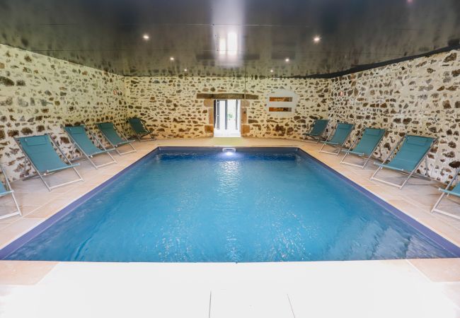 Villa à Larochemillay - So Villa Le Chalet (58) – Piscine intérieure – Basket – 2h de Lyon  – 45p.