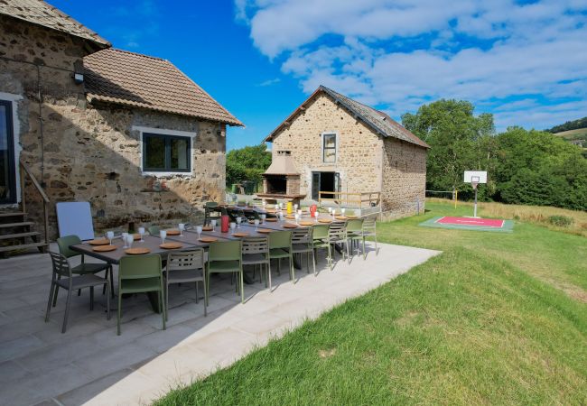 Villa à Larochemillay - So Villa Le Chalet (58) – Piscine intérieure – Basket – 2h de Lyon  – 45p.