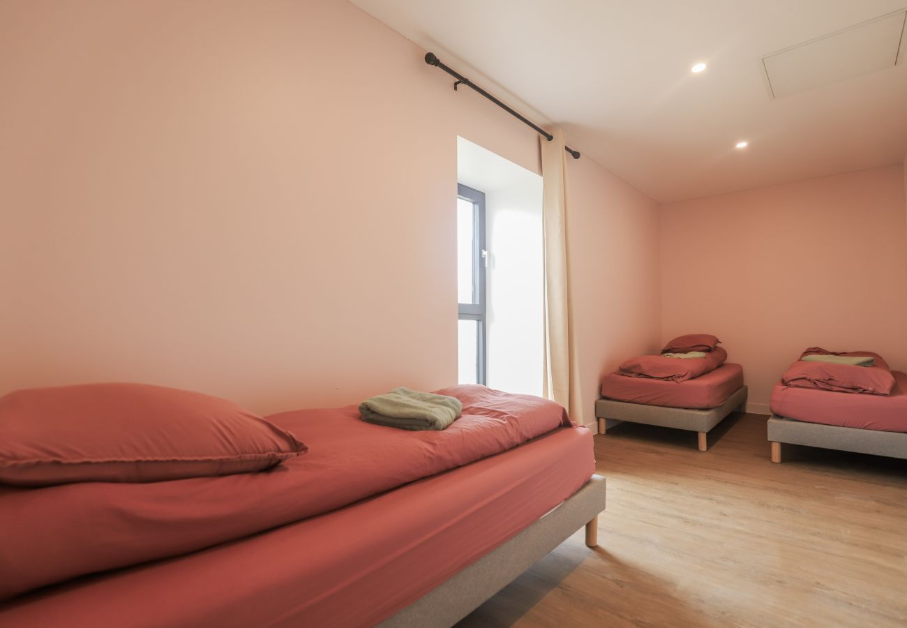 Villa à Larochemillay - So Villa Le Chalet (58) – Piscine intérieure – Basket – 2h de Lyon  – 45p.