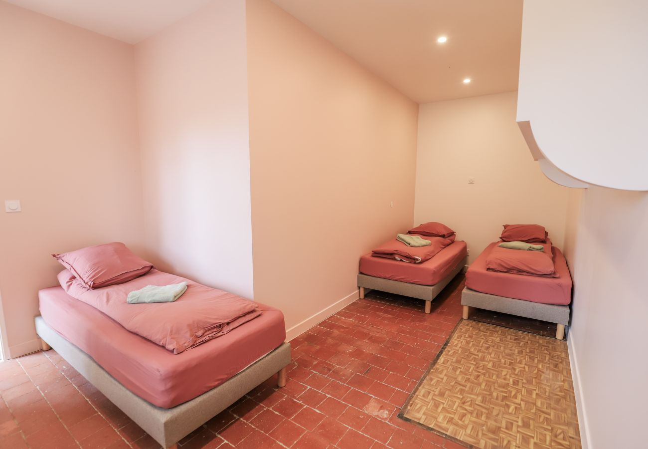 Villa à Larochemillay - So Villa Le Chalet (58) – Piscine intérieure – Basket – 2h de Lyon  – 45p.