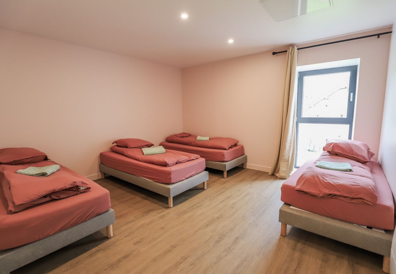 Villa à Larochemillay - So Villa Le Chalet (58) – Piscine intérieure – Basket – 2h de Lyon  – 45p.