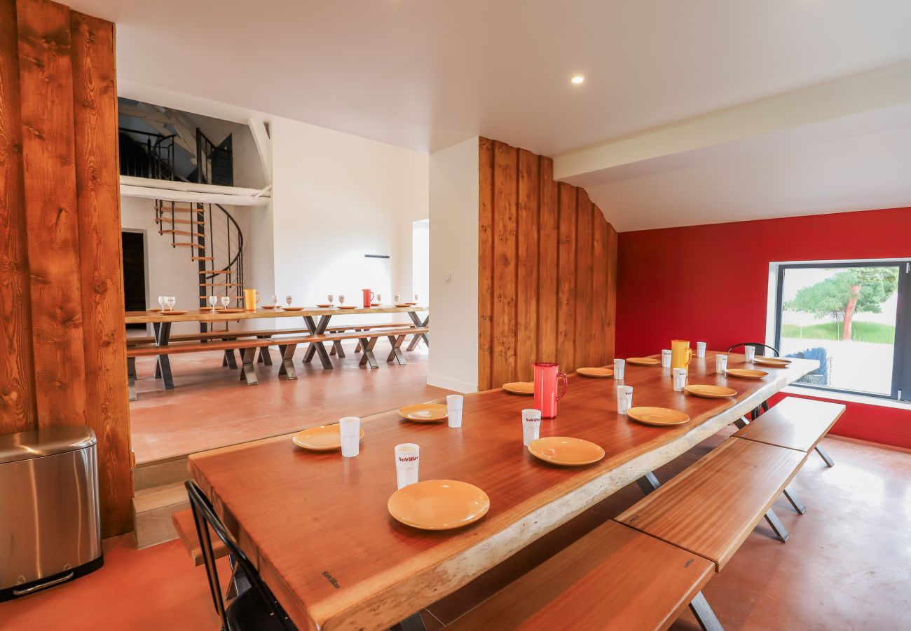 Villa à Larochemillay - So Villa Le Chalet (58) – Piscine intérieure – Basket – 2h de Lyon  – 45p.