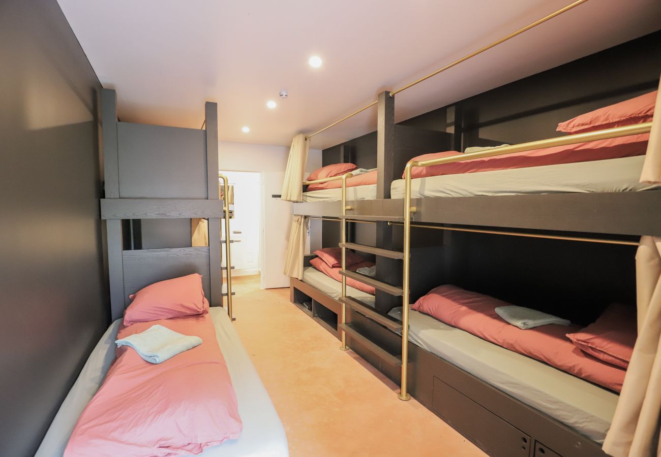 Villa à Larochemillay - So Villa Le Chalet (58) – Piscine intérieure – Basket – 2h de Lyon  – 45p.