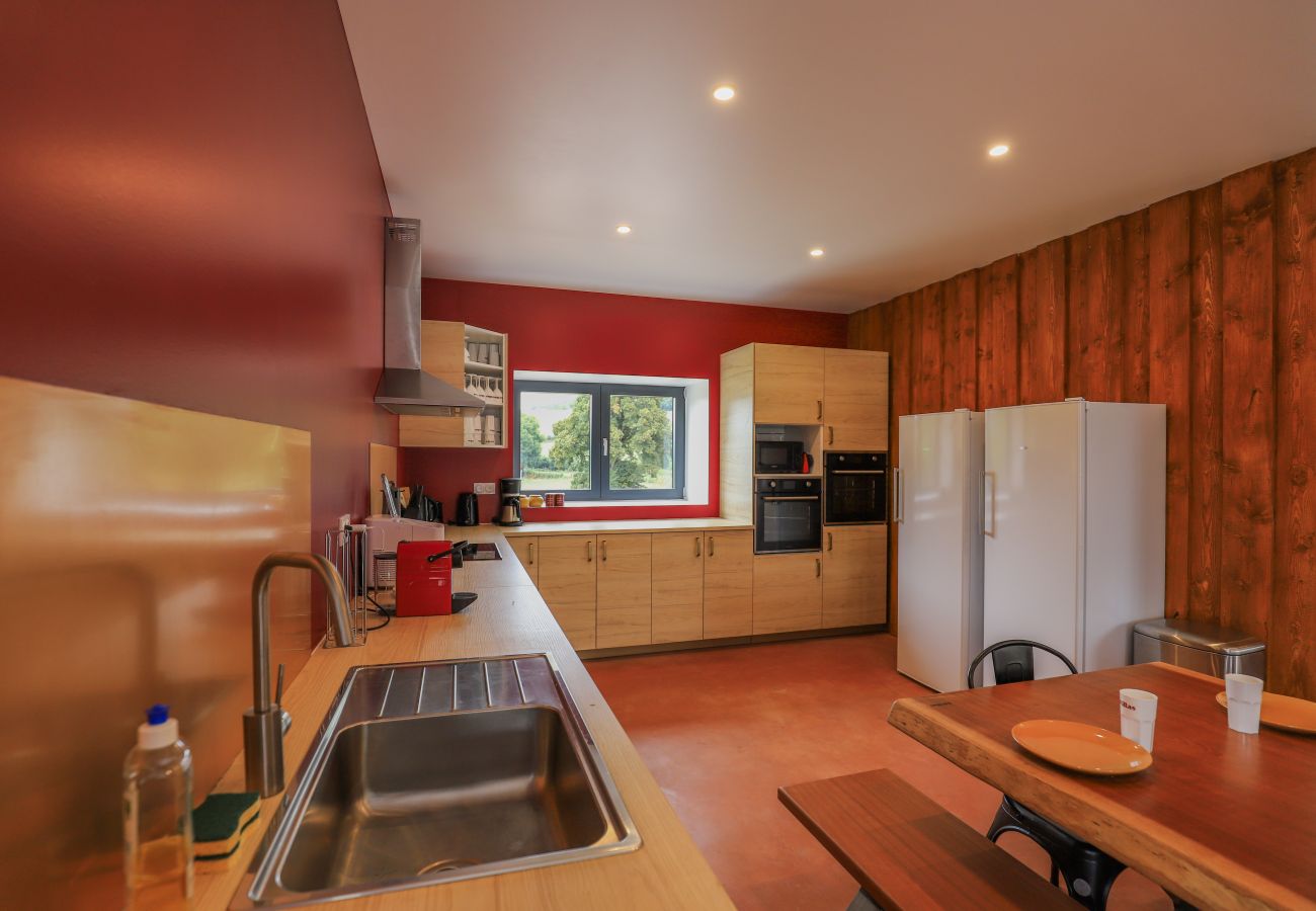 Villa à Larochemillay - So Villa Le Chalet (58) – Piscine intérieure – Basket – 2h de Lyon  – 45p.