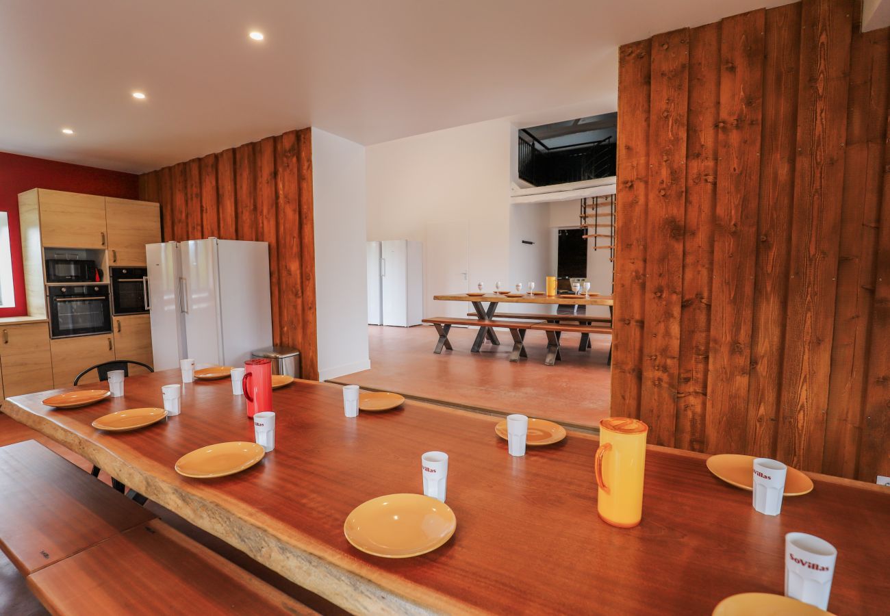 Villa à Larochemillay - So Villa Le Chalet (58) – Piscine intérieure – Basket – 2h de Lyon  – 45p.