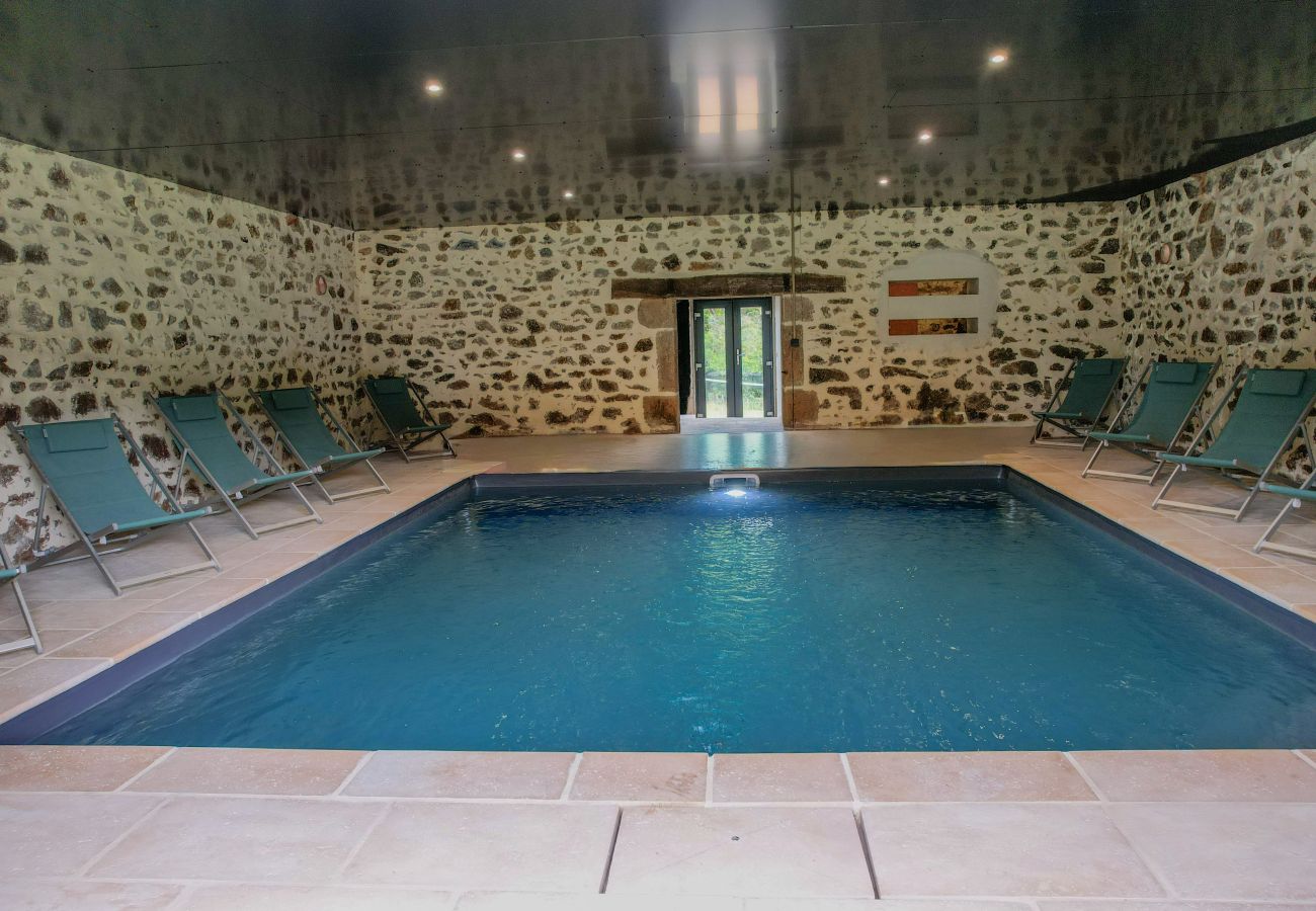Villa à Larochemillay - So Villa Le Chalet (58) – Piscine intérieure – Basket – 2h de Lyon  – 45p.