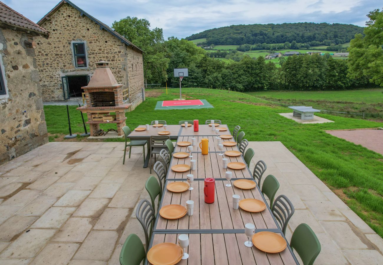 Villa à Larochemillay - So Villa Le Chalet (58) – Piscine intérieure – Basket – 2h de Lyon  – 45p.