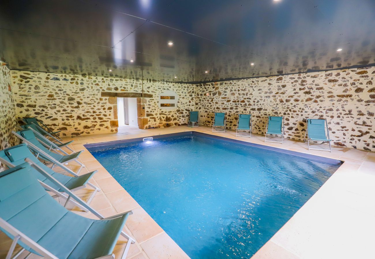 Villa à Larochemillay - So Villa Le Chalet (58) – Piscine intérieure – Basket – 2h de Lyon  – 45p.
