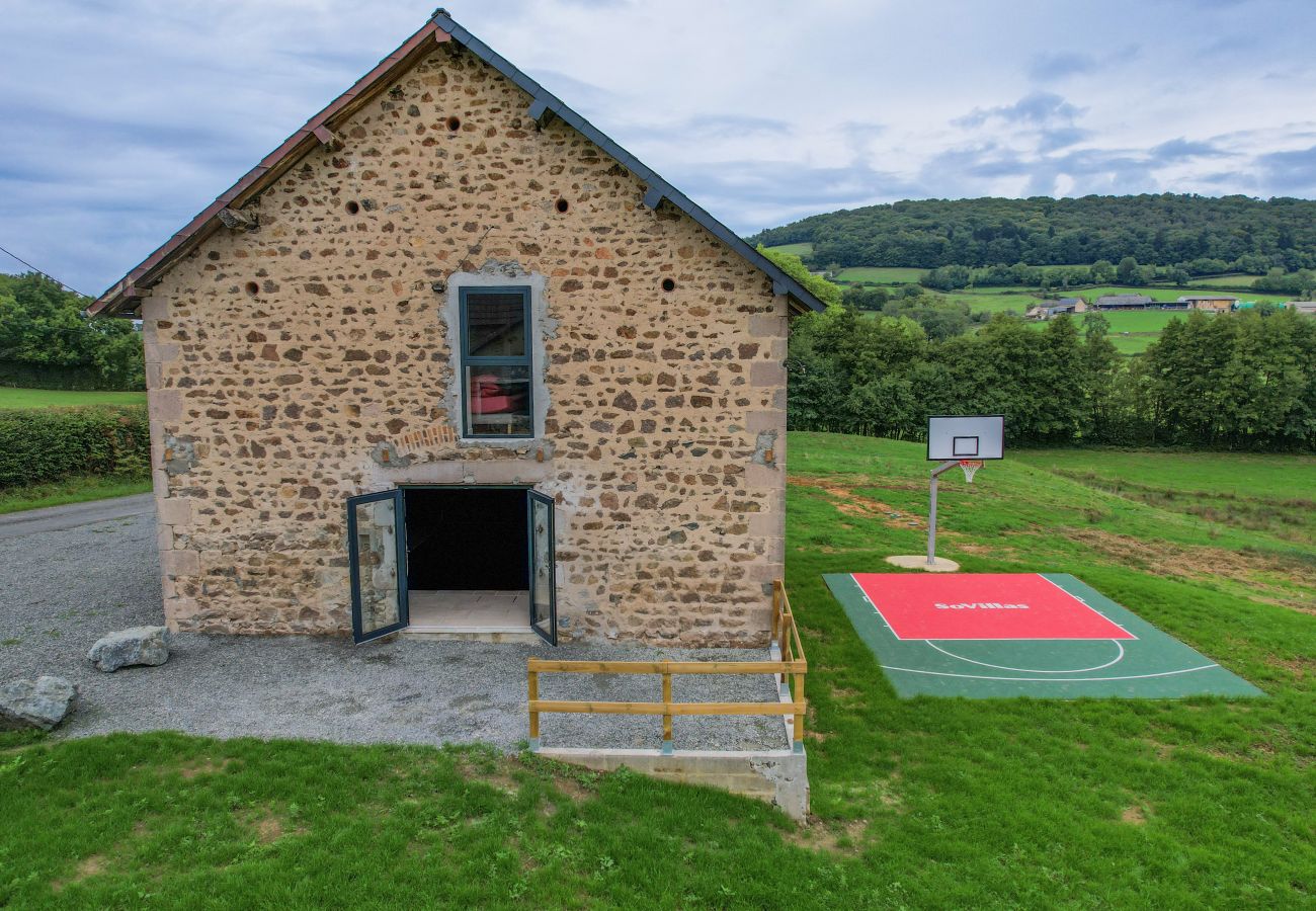 Villa à Larochemillay - So Villa Le Chalet (58) – Piscine intérieure – Basket – 2h de Lyon  – 45p.