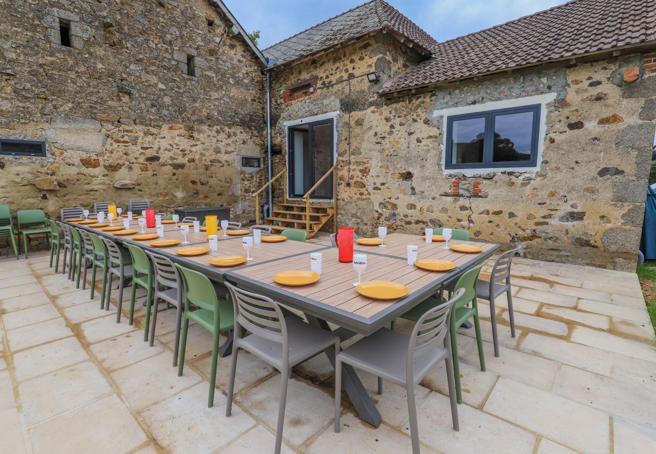 Villa à Larochemillay - So Villa Le Chalet (58) – Piscine intérieure – Basket – 2h de Lyon  – 45p.