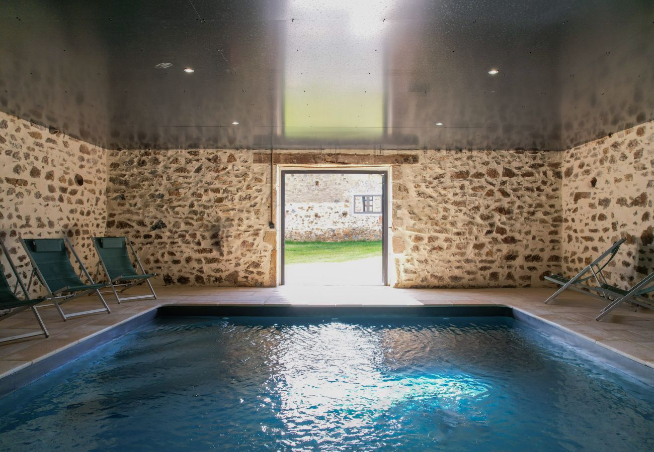 Villa à Larochemillay - So Villa Le Chalet (58) – Piscine intérieure – Basket – 2h de Lyon  – 45p.
