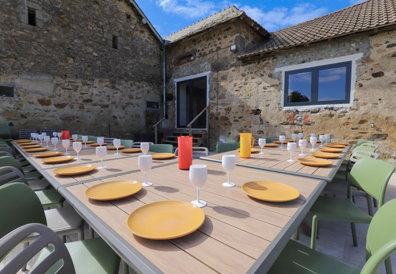 Villa à Larochemillay - So Villa Le Chalet (58) – Piscine intérieure – Basket – 2h de Lyon  – 45p.