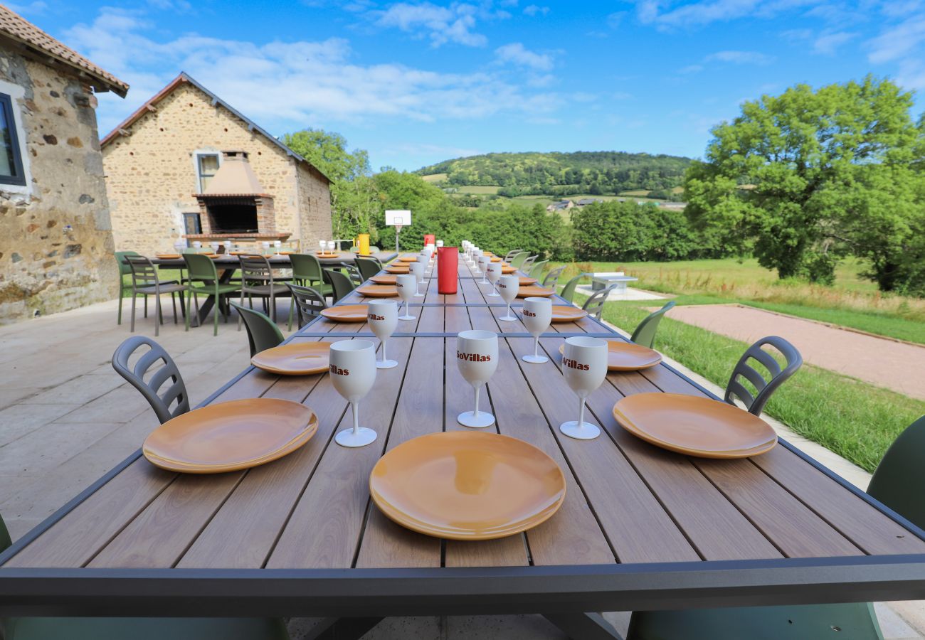 Villa à Larochemillay - So Villa Le Chalet (58) – Piscine intérieure – Basket – 2h de Lyon  – 45p.
