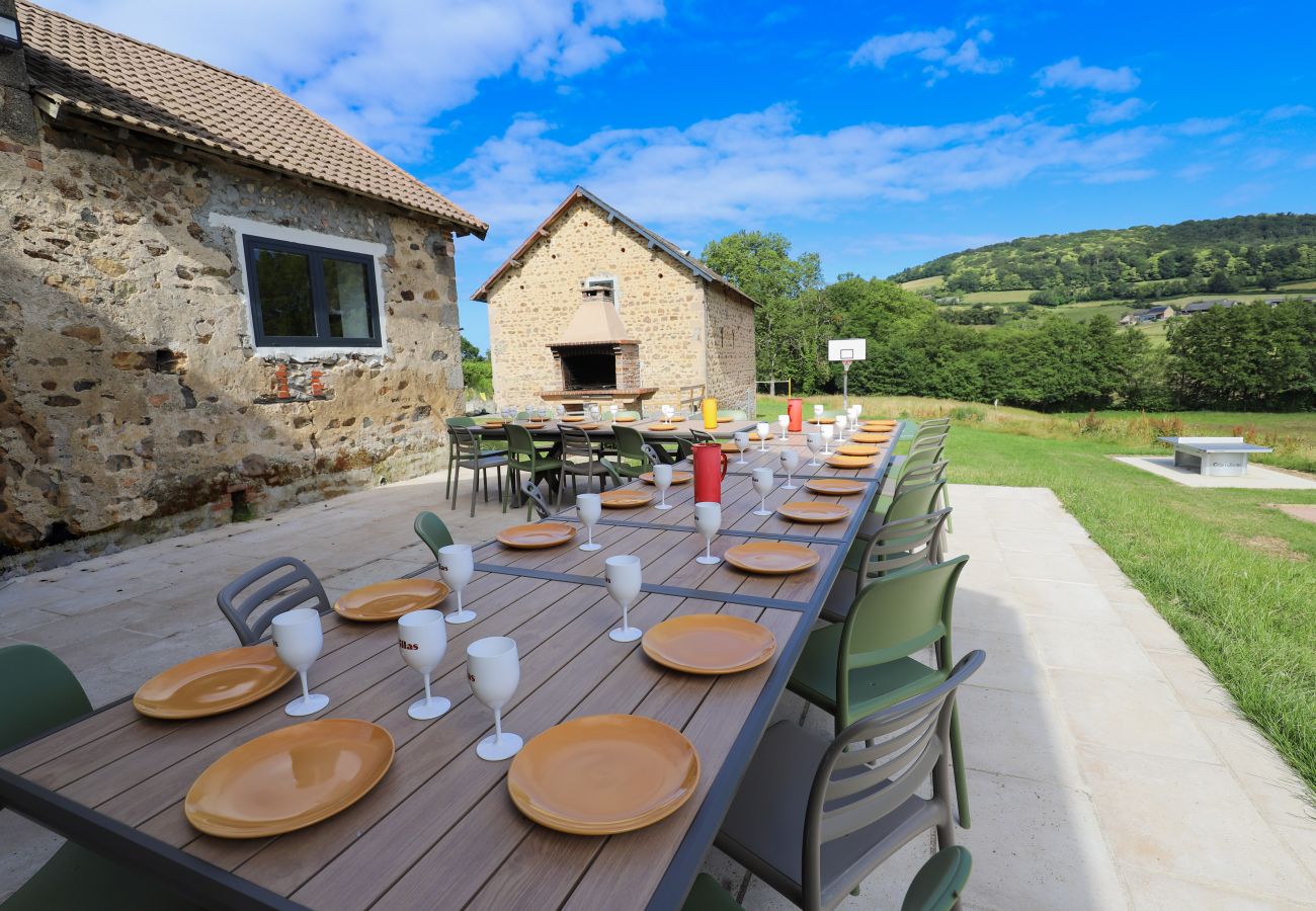 Villa à Larochemillay - So Villa Le Chalet (58) – Piscine intérieure – Basket – 2h de Lyon  – 45p.