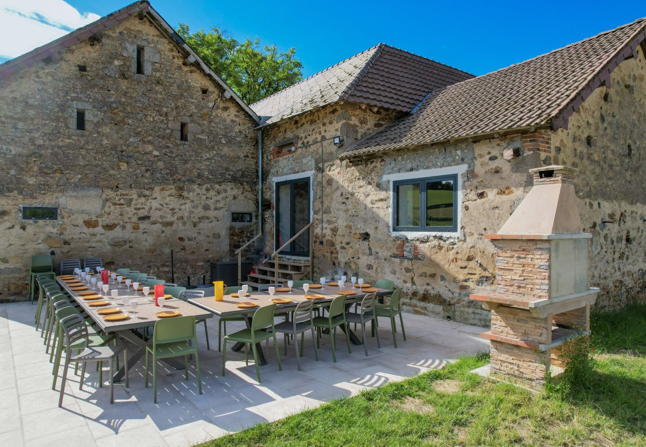Villa à Larochemillay - So Villa Le Chalet (58) – Piscine intérieure – Basket – 2h de Lyon  – 45p.