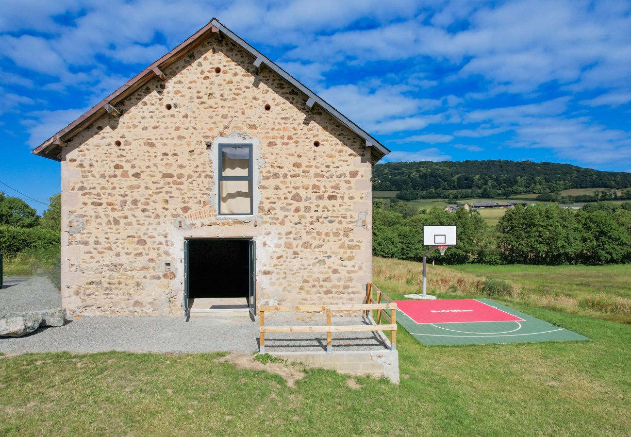 Villa à Larochemillay - So Villa Le Chalet (58) – Piscine intérieure – Basket – 2h de Lyon  – 45p.
