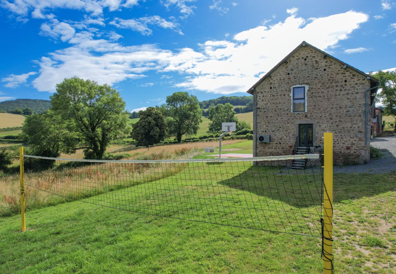 Villa à Larochemillay - So Villa Le Chalet (58) – Piscine intérieure – Basket – 2h de Lyon  – 45p.