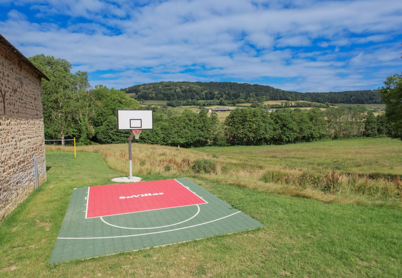Villa à Larochemillay - So Villa Le Chalet (58) – Piscine intérieure – Basket – 2h de Lyon  – 45p.