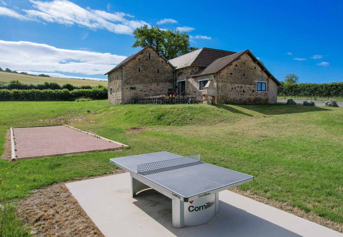 Villa à Larochemillay - So Villa Le Chalet (58) – Piscine intérieure – Basket – 2h de Lyon  – 45p.