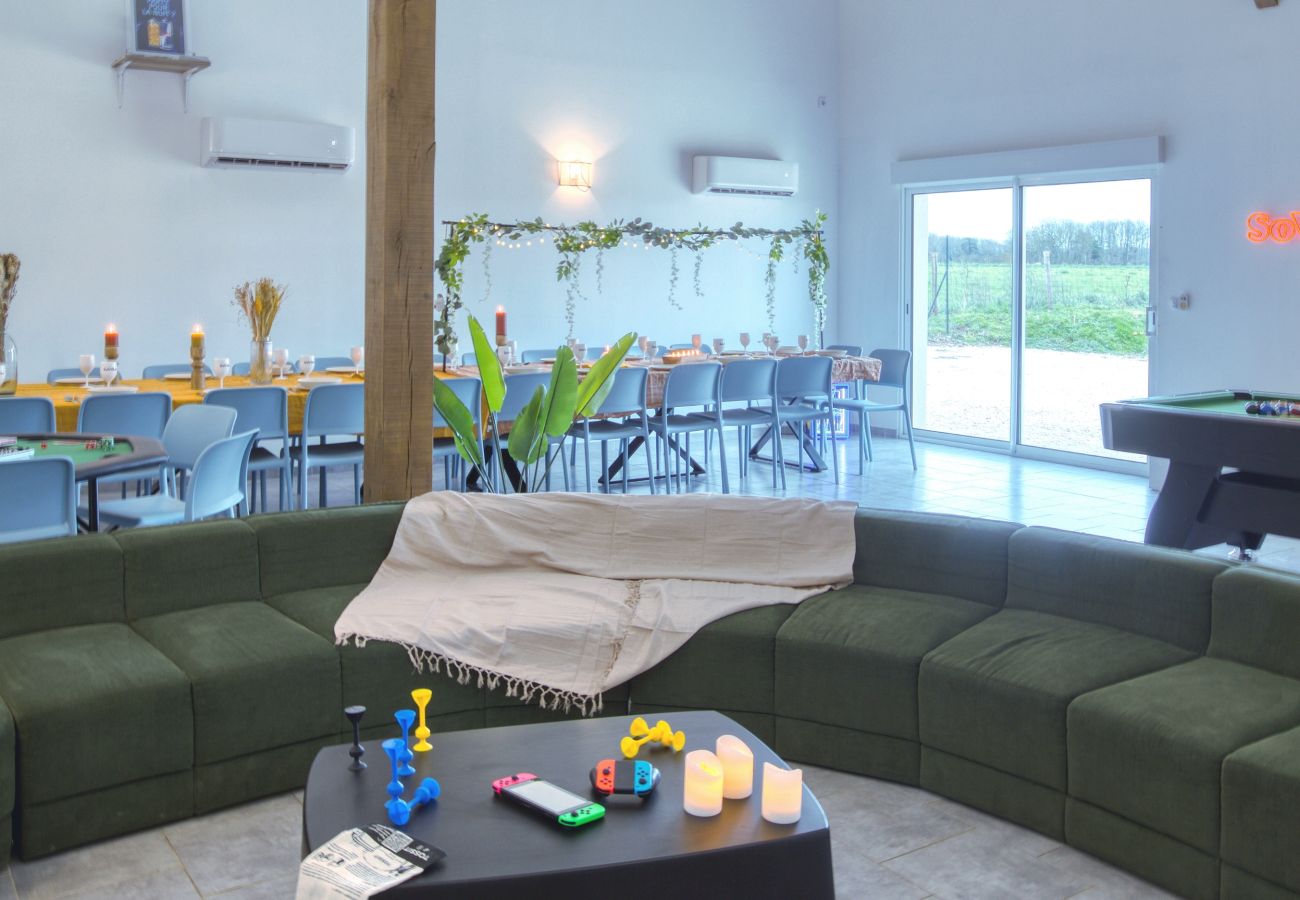 Villa à Triguères - So Villas Houx 2 (45) – Piscine chauffée – Foot – 2h de Paris – 15p.