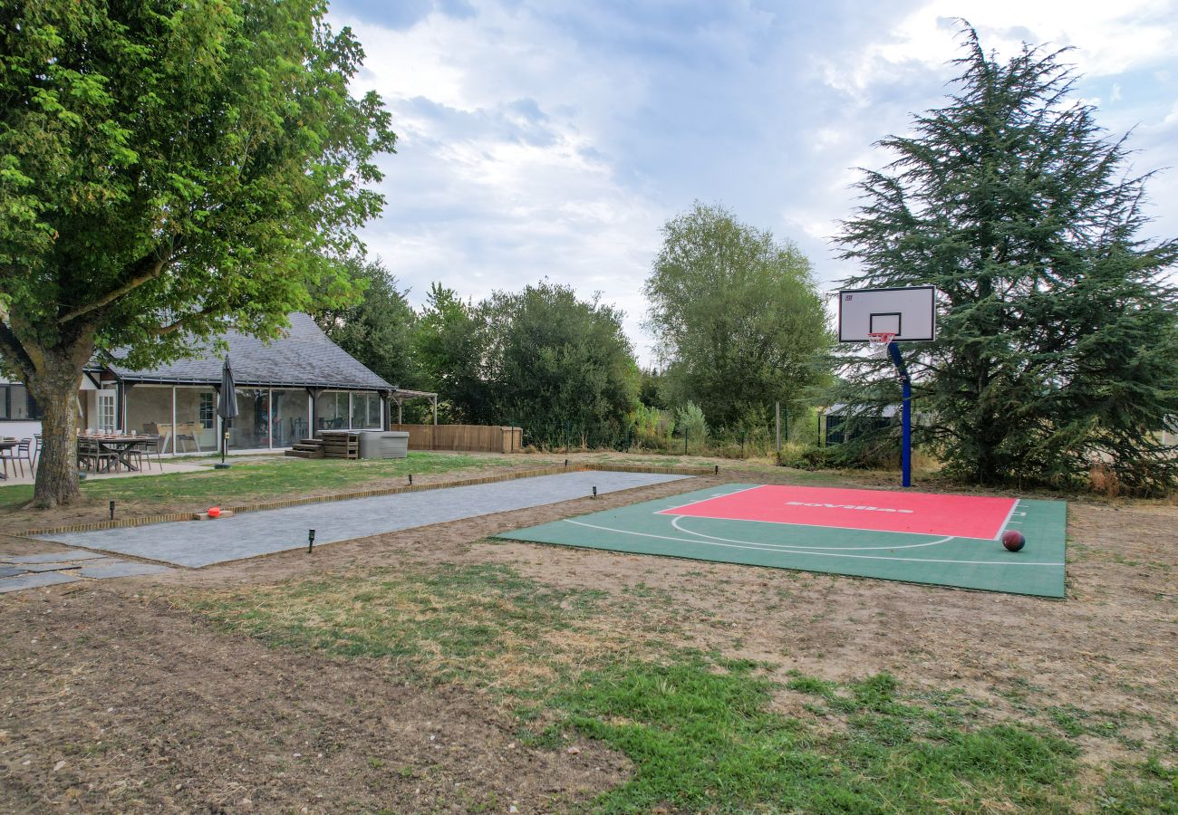 Villa à Noyant - So Villa La Messagerie (49) - Piscine chauffée - Basket - 2h de Nantes - 36p.