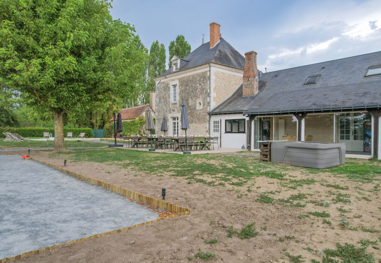 Villa à Noyant - So Villa La Messagerie (49) - Piscine chauffée - Basket - 2h de Nantes - 36p.