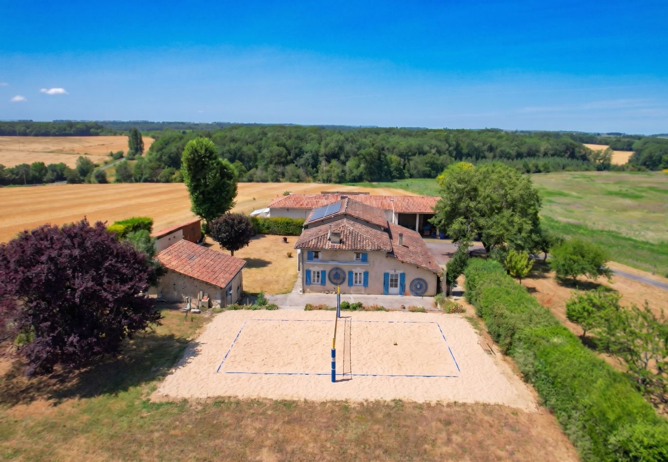 Villa à Berneuil - So Villa Chez Penet (16) - Piscine extérieure - Beach Volley - 1h de Bordeaux - 30p.