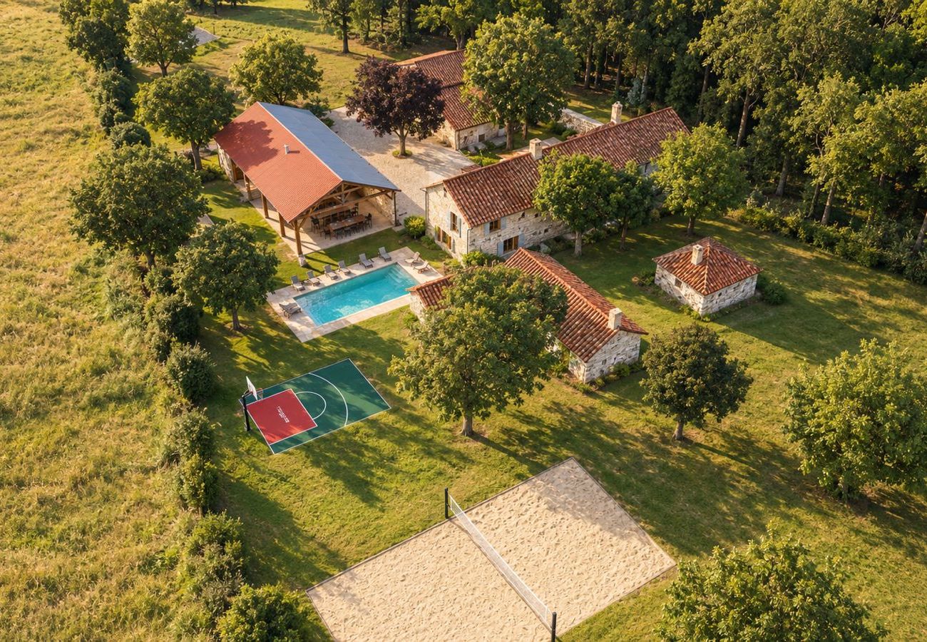 Villa à Marcillé - So Villa Bauvais (79) - Piscine chauffée - Basket - 2h de Nantes - 45p.